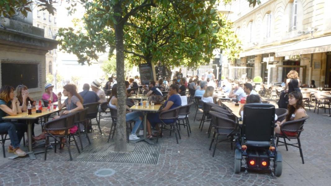 many outdoor cafes in Bordeaux